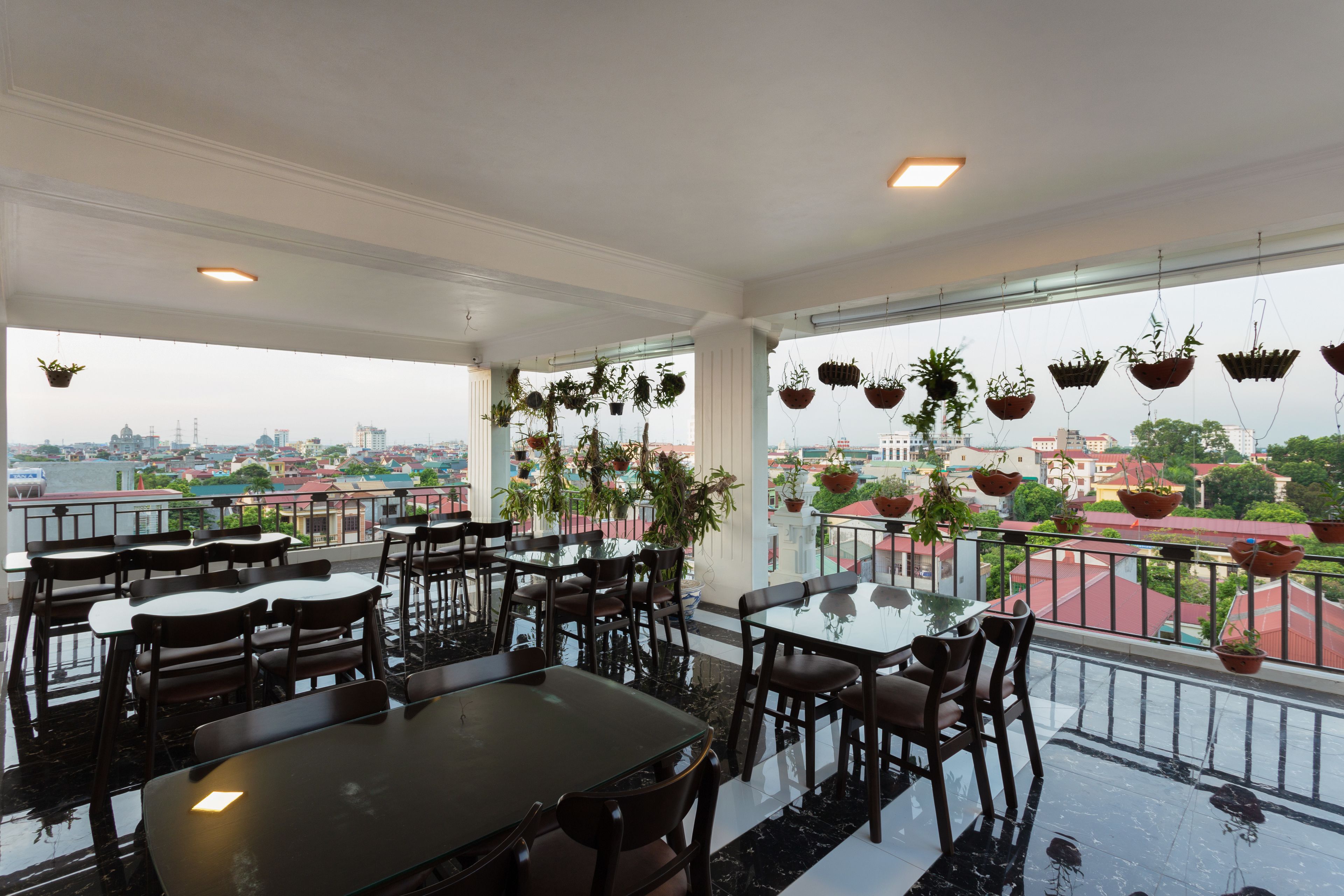 每日供应当地美食早餐（每人 VND 100000）