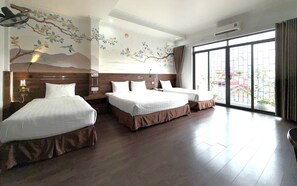 Suite Keluarga, balkon | Minibar, meja kerja, kedap suara, dan Wi-Fi gratis