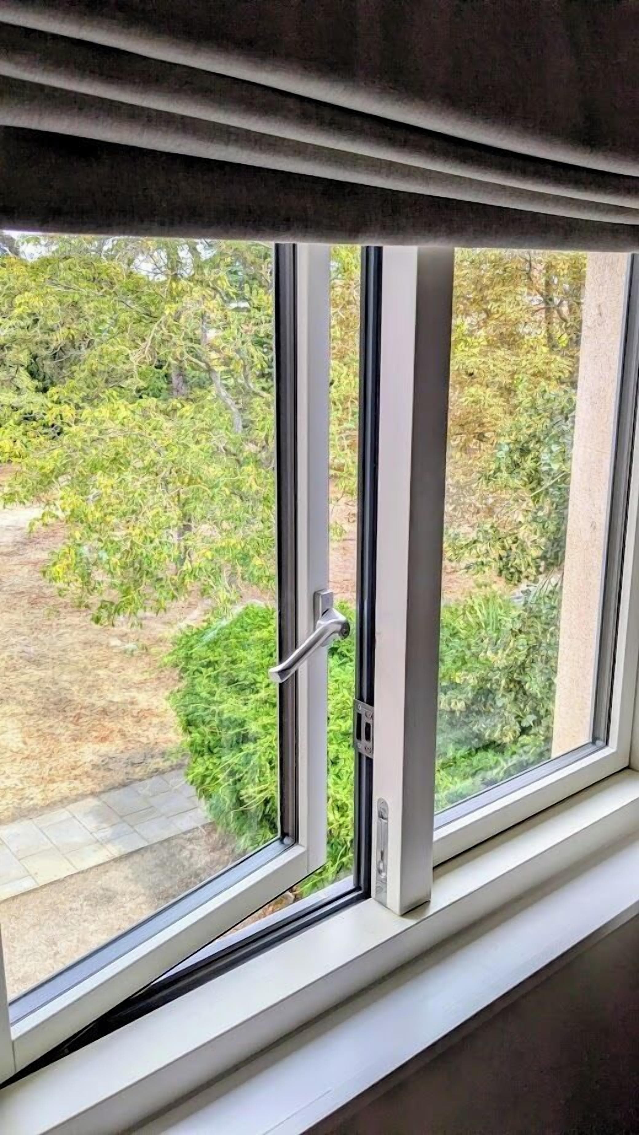 Una ventana con vistas a zonas verdes.
