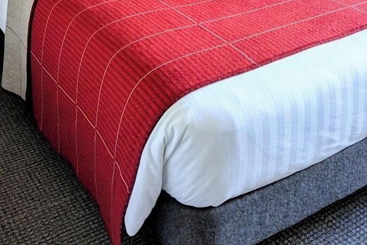Premium bedding, desk, iron/ironing board, WiFi (free)