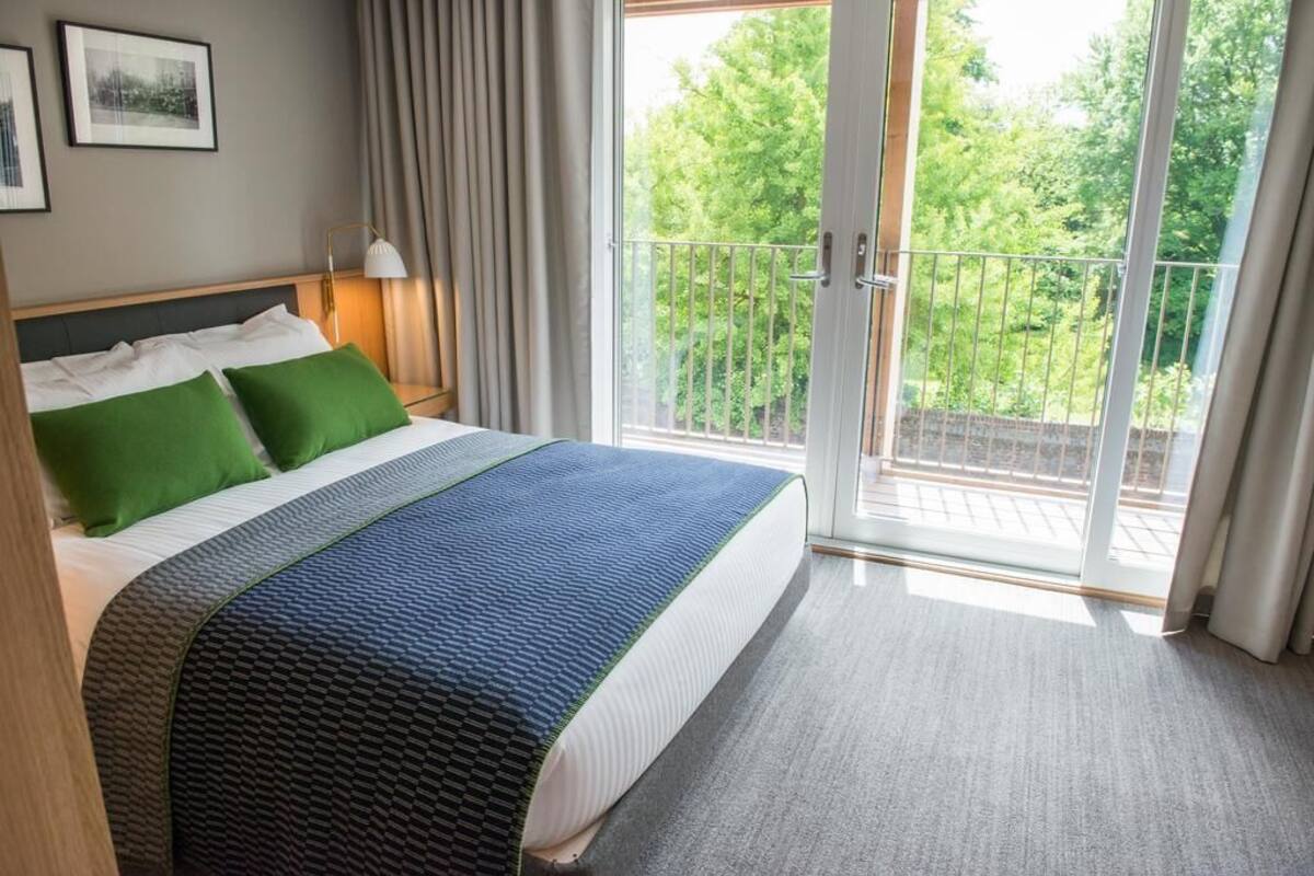 Premium bedding, desk, iron/ironing board, WiFi (free)