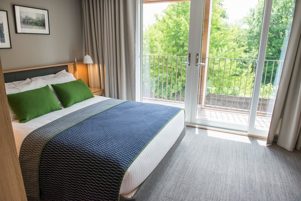 Premium bedding, desk, iron/ironing board, WiFi (free)