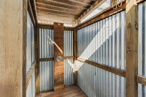 Property grounds - Adorable beach cottage 1 mile from Rehoboth boardwalk, walking distance to beach (Rehoboth Beach)