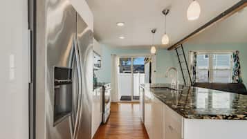 Réfrigérateur, four à micro-ondes, un four, lave-vaisselle