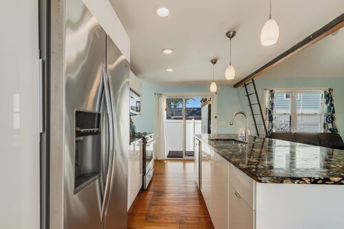 Adorable beach cottage 1 mile from Rehoboth boardwalk, walking distance to beach