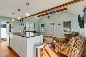 Interior - Adorable beach cottage 1 mile from Rehoboth boardwalk, walking distance to beach (Rehoboth Beach)