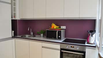 Departamento exclusivo, vista a la ciudad (Purple) | Cocina privada | Refrigerador con congelador, microondas, horno y parrilla de estufa