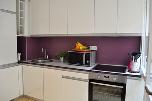 Refrigerador con freezer, microondas, horno, placa de cocina