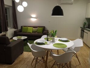 Departamento exclusivo, vista a la ciudad (Green) | Área de sala de estar | Televisión de pantalla plana de 40 pulgadas con canales por cable 