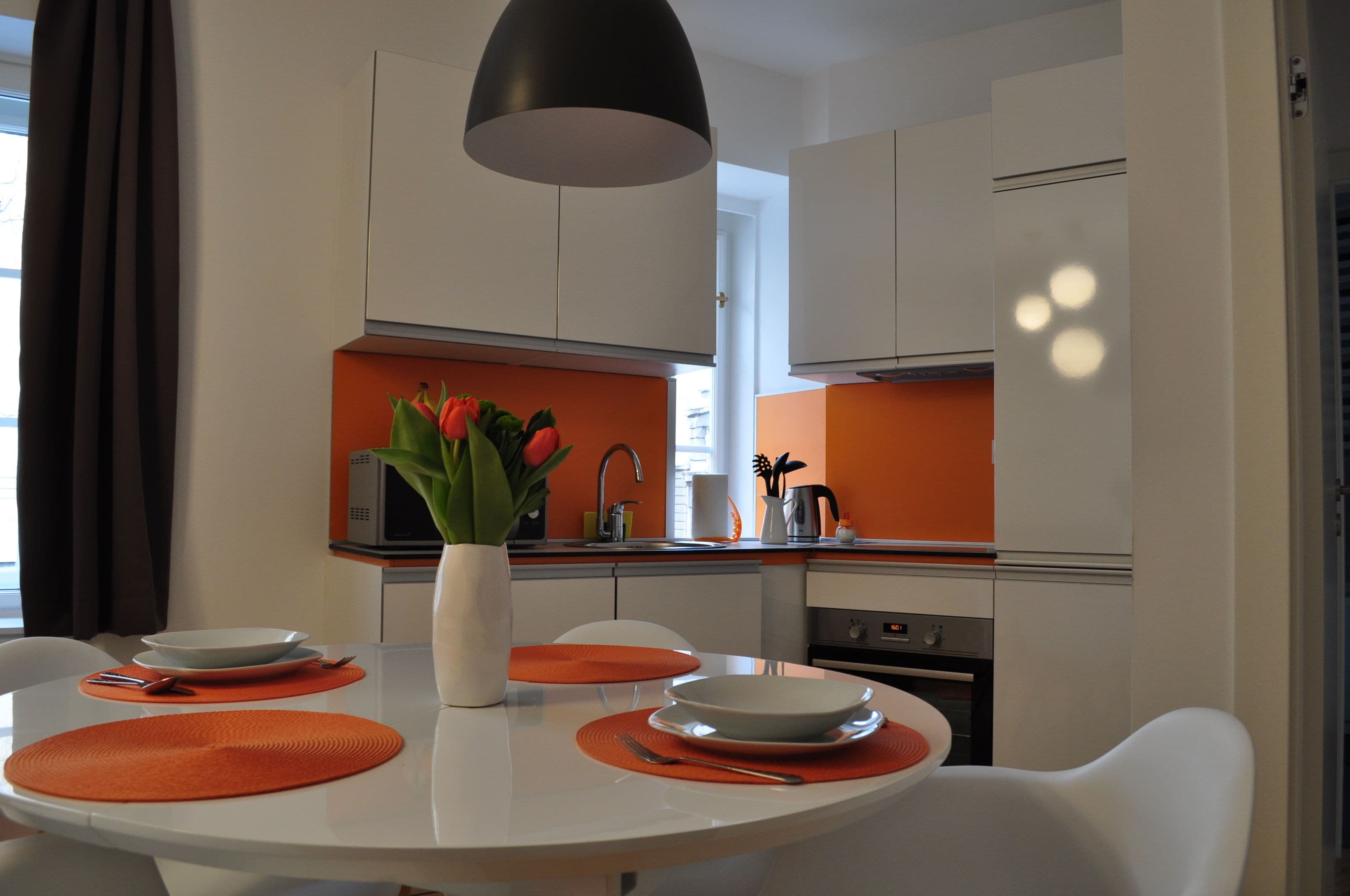Apartament exclusiu, vistes a la ciutat (Orange) | Cuina privada | Frigorífic gran, microones, forn i placa de cuina 