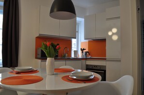 Exclusive Apartment, City View (Orange) | Dapur peribadi | Peti sejuk/penyejuk beku saiz penuh, ketuhar gelombang mikro, ketuhar 