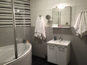 Exclusive Apartment, City View (Orange) | Bathroom | Bathtub, deep-soaking bathtub, hair dryer, slippers - Apartments City&style (Zagreb)