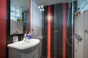Apartment, Patio | Bathroom | Shower, free toiletries, hair dryer, towels
