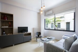 apartman, teraszos udvar | Nappalirész | Síkképernyős tévé