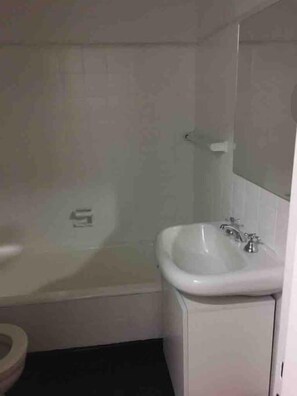City Studio | Bathroom | Shower, towels - Beautiful Cozy Loft Perfect Location San Martin (Buenos Aires)