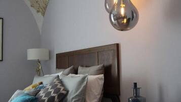 Suite Deluxe, balcone (Valeria) | Minibar, una cassaforte in camera, con stile personalizzato