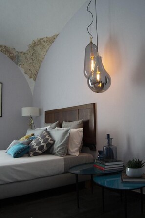 Deluxe Suite, Balcony (Valeria) | Minibar, in-room safe, individually decorated, blackout drapes - Palazzo Stendardo B&b (Cava de' Tirreni)