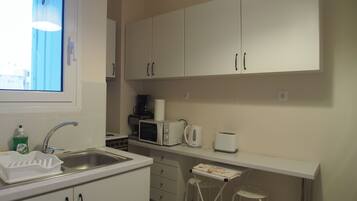 Apartamento | Cozinha privada | Geladeira grande, micro-ondas, fogão, cooktop