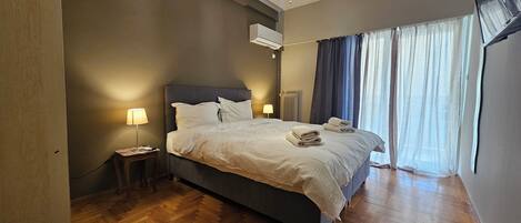 2 bedrooms, Egyptian cotton sheets, premium bedding, laptop workspace