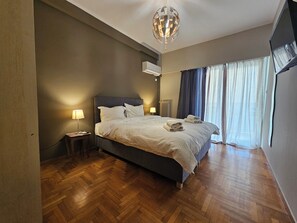 2 bedrooms, Egyptian cotton sheets, premium bedding, laptop workspace