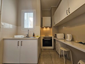 Full-size fridge, microwave, oven, stovetop