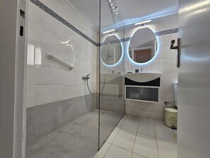 Shower, free toiletries, hair dryer, towels