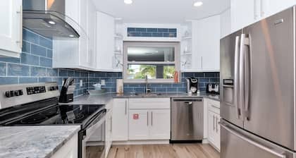 Large 4/3House - 7MIN WALK 2 BEACH!-Tiki, Heated Pool & Bikes Included