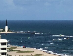 Plage, chaises longues, serviettes de plage