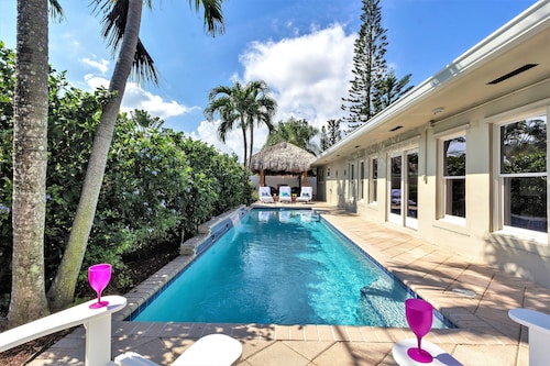 Large 4/3House - 7MIN WALK 2 BEACH!-Tiki, Heated Pool & Bikes Included