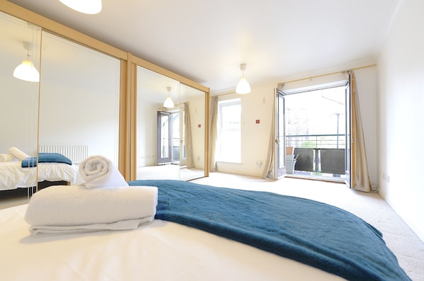 In-room safe, blackout curtains, iron/ironing board, rollaway beds - Excel Townhouse (London)