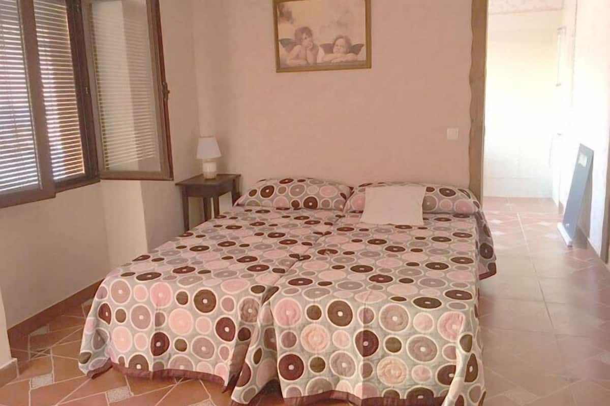 Cortinas blackout, wifi gratis y ropa de cama