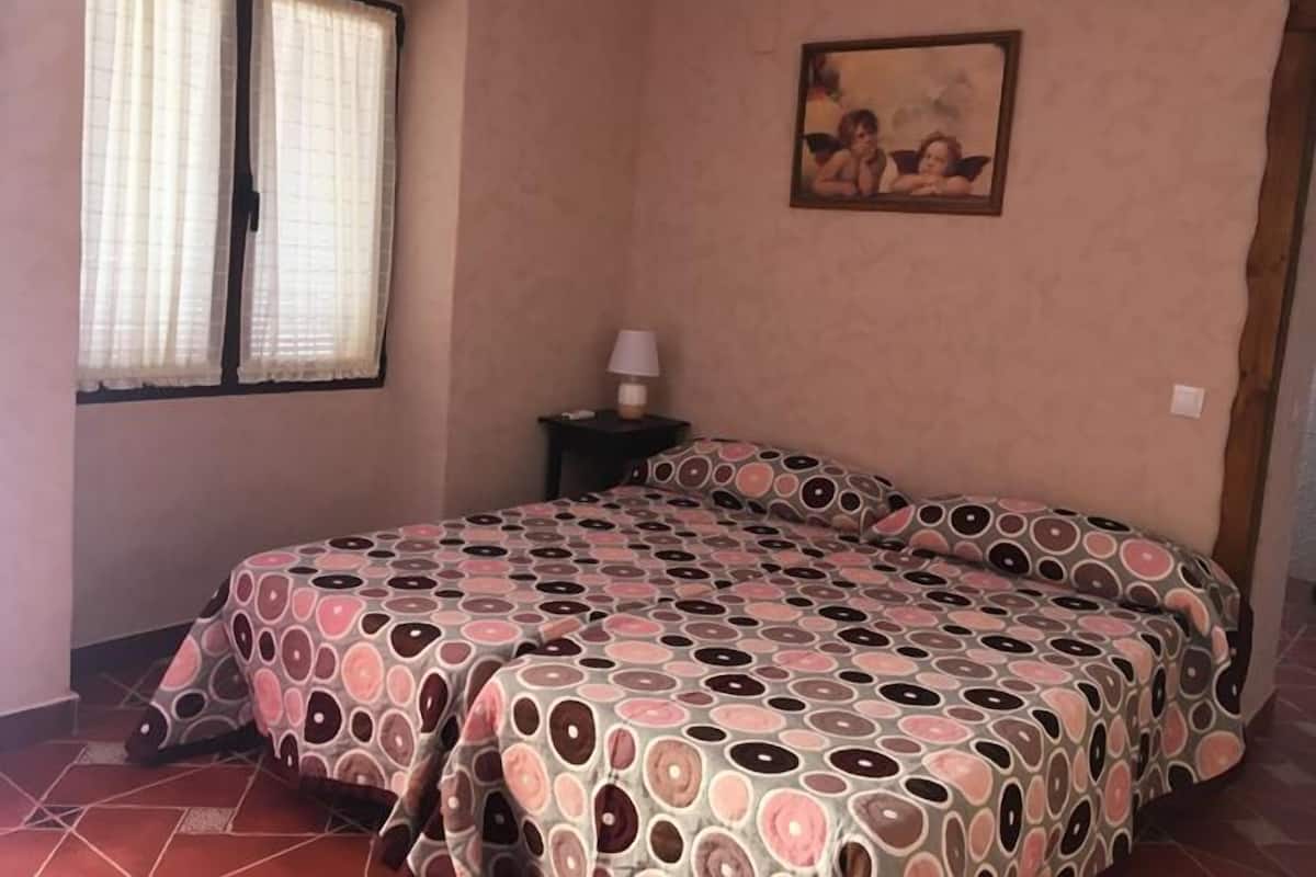 Cortinas blackout, wifi gratis y ropa de cama
