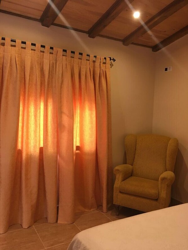 Quarto casal, 1 cama Queen, banheiro compartilhado (Orquidea) | Comodidades do quarto