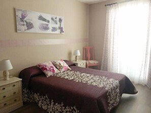 Cortinas blackout, wifi gratis y ropa de cama 