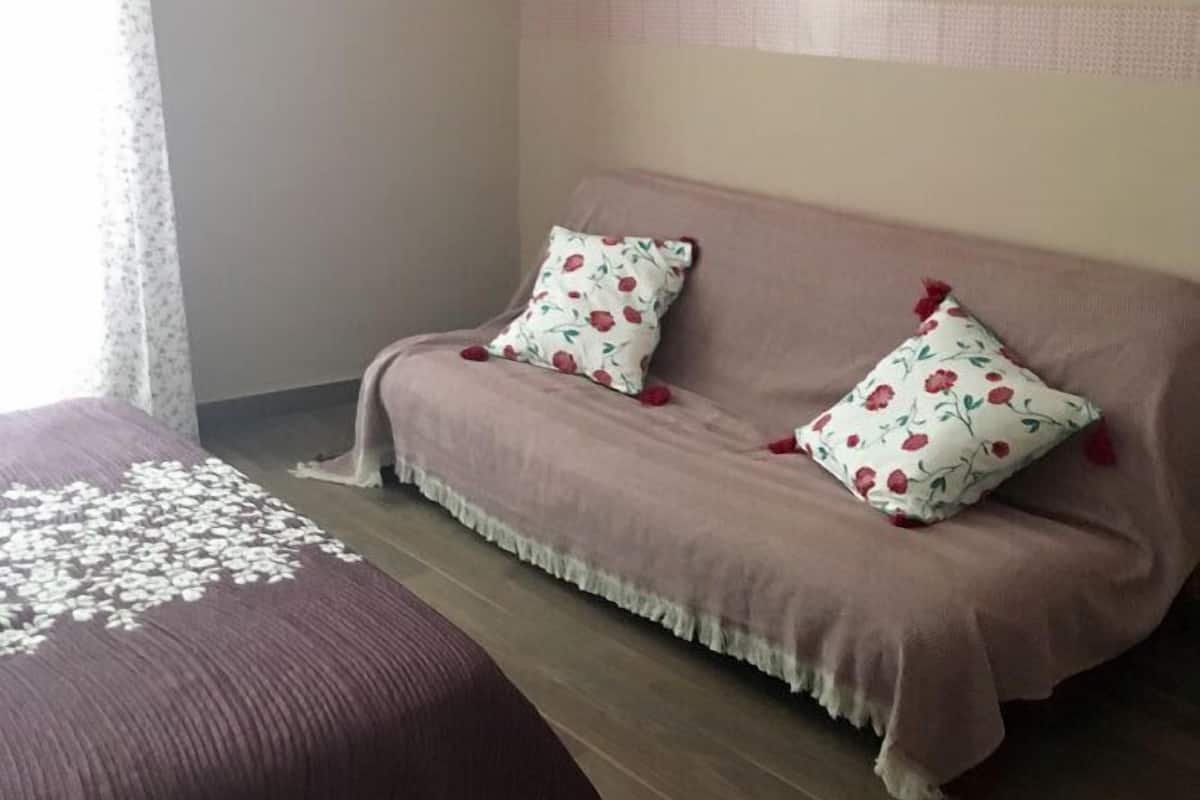 Cortinas blackout, wifi gratis y ropa de cama
