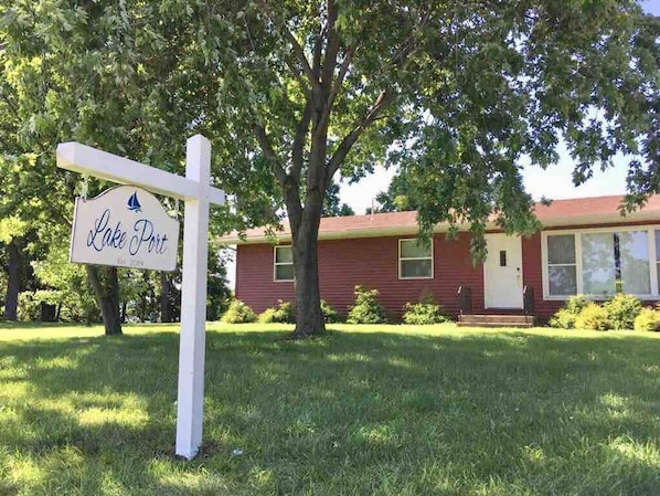 A house with a sign that reads "Lake Port." - Stunning view of Lake Pepin! 1/2 mile to Villa Bellezza (Pepin)
