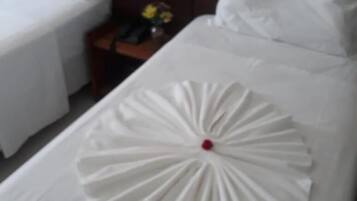 Een minibar, verduisterende gordijnen, gratis wifi, beddengoed