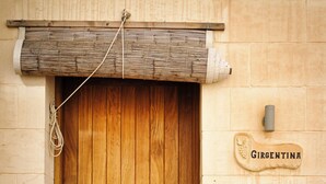 A wooden door with a handle and a sign reading "GIRGENITA" on the wall beside it. - Girgentina (Xaghra)