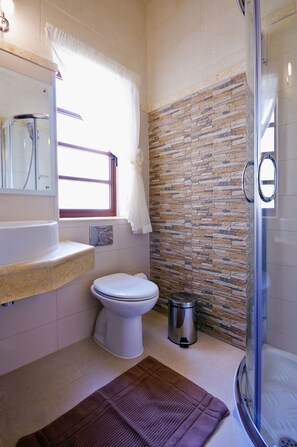 House, 3 Bedrooms | Bathroom