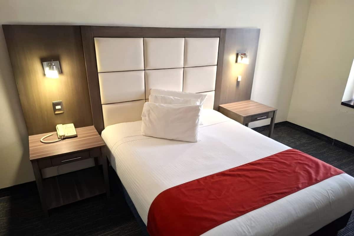 Caja de seguridad en la habitación y cortinas blackout