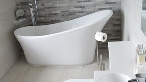 A modern bathroom with a freestanding bathtub, a toilet, and a sink. - Trendrennen Farm B&B (Penzance)