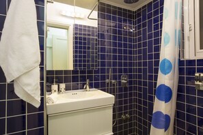 Bathroom - Cosy Apartment at Acropolis Museum (Athens)