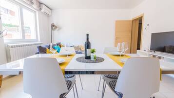 Departamento superior, 2 habitaciones | Cocina privada | Refrigerador, microondas, parrilla de estufa y lavavajillas