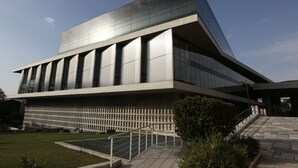 A modern building with a flat roof and large windows. - Penthouse of light at Koukaki (Athens)