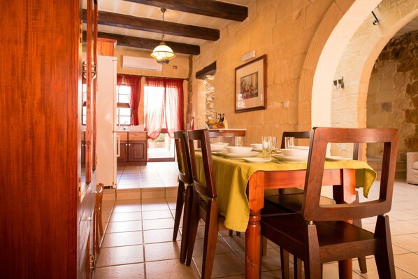 Traditional-Haus, 3 Schlafzimmer, Poolblick | Essbereich im Zimmer