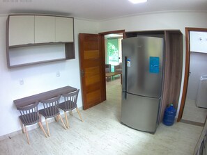 Casa familiar, varias camas, con acceso para personas discapacitadas, vista a la playa | Cocina compartida | Refrigerador con congelador, microondas, horno y parrilla de estufa 