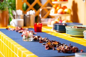 Daily continental breakfast for a fee - Elim Hotel (Hochheim am Main)