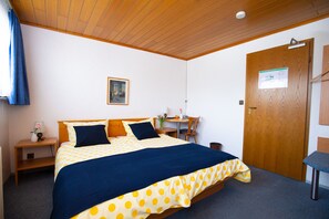 Habitació doble o amb dos llits individuals empresarial | Roba de llit hipoal·lergògena i wifi gratuïta