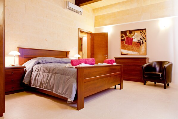 Family House, 4 Bedrooms, Private Pool | Memory foam beds, in-room safe, iron/ironing board - Inzolia (Xaghra)