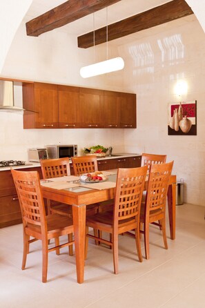 Family House, 4 Bedrooms, Private Pool | Private kitchen | Microwave, oven, stovetop, cookware/dishes/utensils - Inzolia (Xaghra)